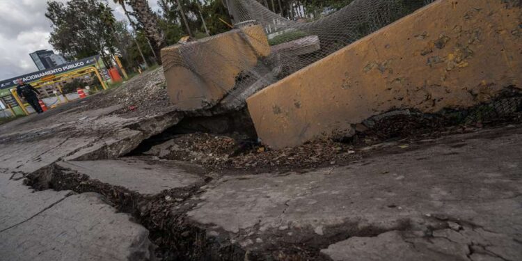 Nuevo socavón se abre en la Vía Rápida Oriente
