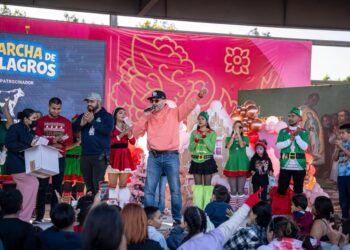 Realizan “Marcha de los Milagros” en la Catedral de Tijuana para apoyar a niña con hidrocefalia