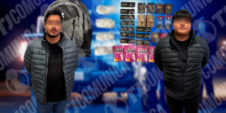 Detienen a dos hombres armados con paquetes de marihuana y plumas de wax