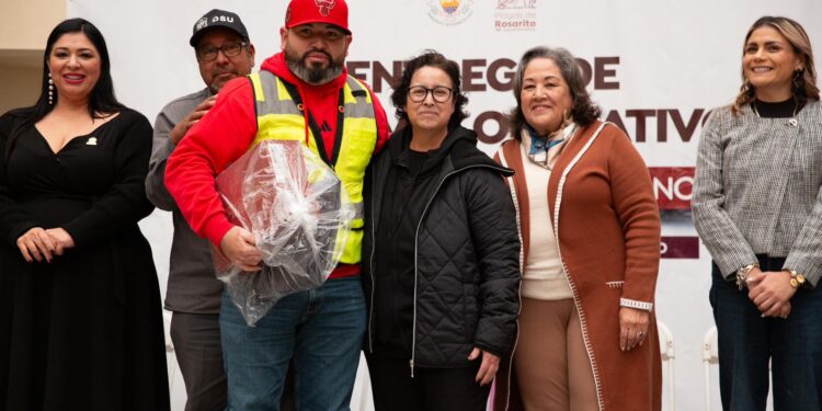 Rocío Adame encabeza entrega de uniformes a personal de la Dirección de Servicios Urbanos