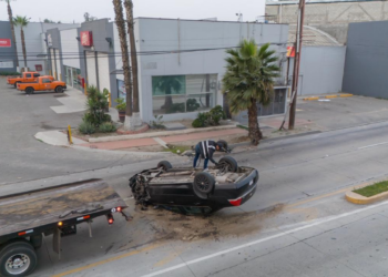 Abandonan auto tras chocar en la Vía Rápida en Tijuana