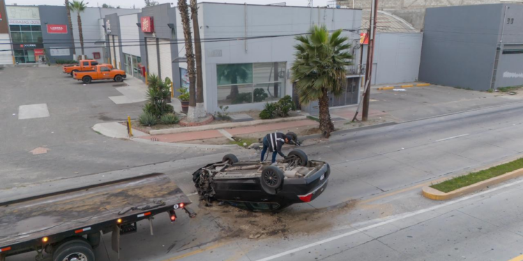 Abandonan auto tras chocar en la Vía Rápida en Tijuana