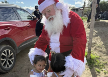 Solidaridad navideña llega a la colonia El Niño con el Santa de Tijuana