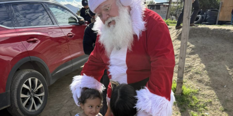 Solidaridad navideña llega a la colonia El Niño con el Santa de Tijuana