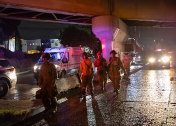 Dos jóvenes resultan lesionados tras volcadura en la Vía Rápida Oriente; entre ellos un menor