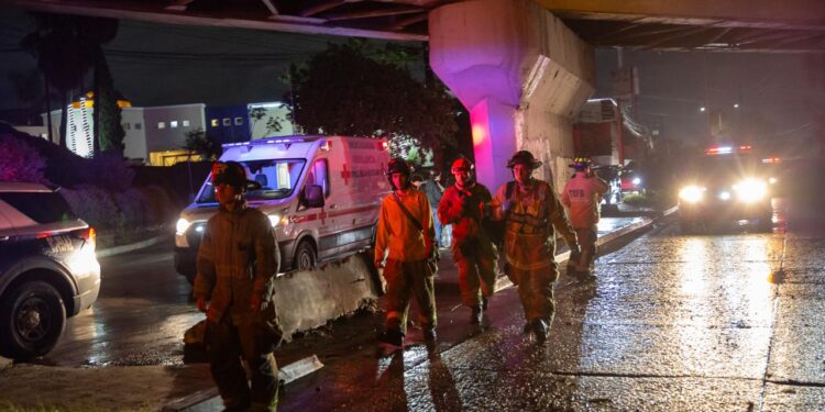 Dos jóvenes resultan lesionados tras volcadura en la Vía Rápida Oriente; entre ellos un menor