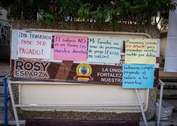 Maestros de la CNTE se manifiestan en Tijuana para exigir pago a interinos