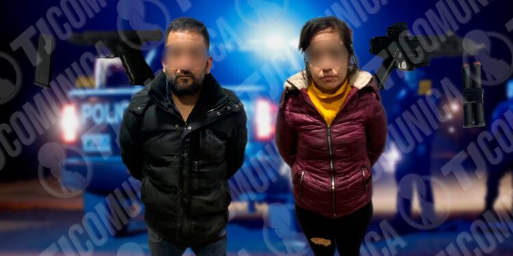 Detienen a pareja con armas de uso exclusivo del Ejército