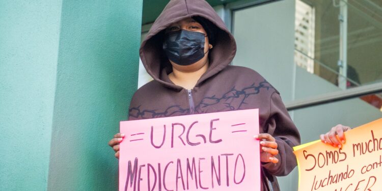 Pacientes del Centro Oncológico Ambulatorio de Tijuana se manifiestan por falta de quimioterapias