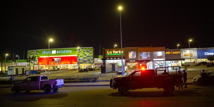 Ejecutan a joven frente a Plaza Sendero