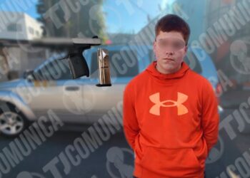 Policía Municipal de Tijuana asegura arma de fuego a conductor en la Zona Norte