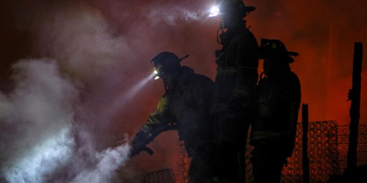 Incendio consume seis viviendas en Granjas Familiares División del Norte