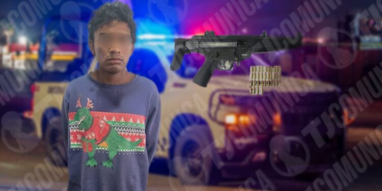 Policía Municipal de Tijuana detuvo a joven con fusil y cartuchos