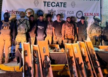 Detienen a siete hombres con armas largas, cortas y vehículo robado en Tecate