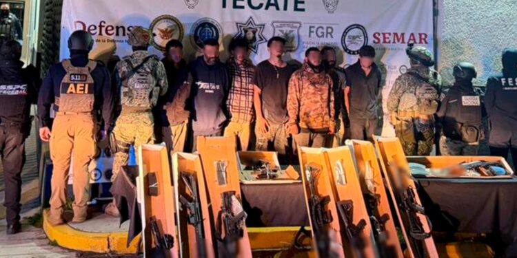 Detienen a siete hombres con armas largas, cortas y vehículo robado en Tecate