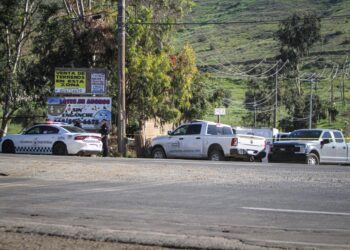 Localizan a hombre sin vida con mensaje de amenazas en carretera Tijuana–Tecate