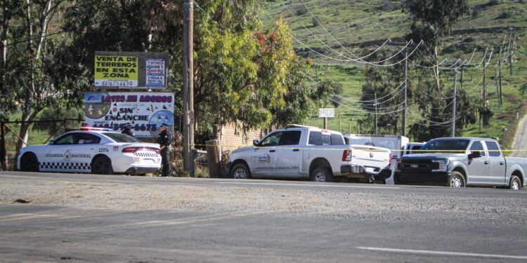 Localizan a hombre sin vida con mensaje de amenazas en carretera Tijuana–Tecate