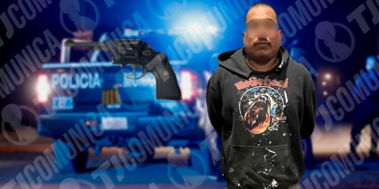 Policía municipal detiene a hombre que amenazó a su expareja con un revólver