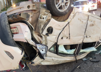 Pierde la vida conductor tras choque y volcadura en la Vía Rápida Poniente
