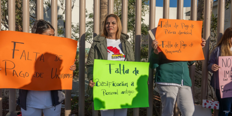 Trabajadores de la salud protestan por despidos injustificados en el Hospital Materno Infantil