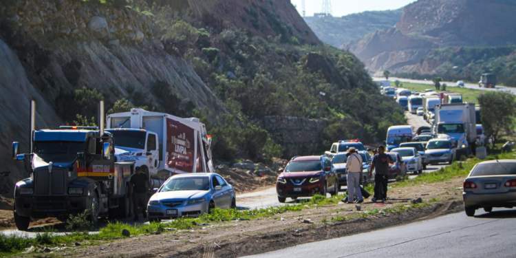 Vuelca camión recolector de basura del Ayuntamiento de Tijuana en el bulevar 2000