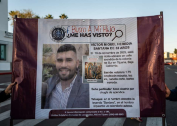 Madre de desaparecido se manifiesta durante conferencia de la presidenta y exige resultados a la Fiscalía