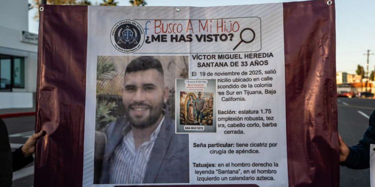 Madre de desaparecido se manifiesta durante conferencia de la presidenta y exige resultados a la Fiscalía