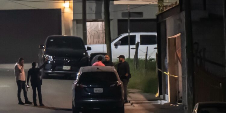 Sujetos con insignias federales irrumpen en vivienda y asaltan a pareja de médicos en Hipódromo Agua Caliente