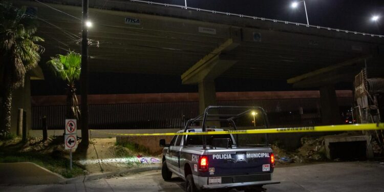 Hallan restos humanos en un auto en la colonia Castillo