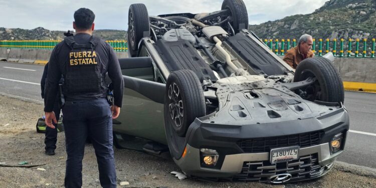 Grupo Proteo atiende volcadura en la escénica Mexicali–Tijuana