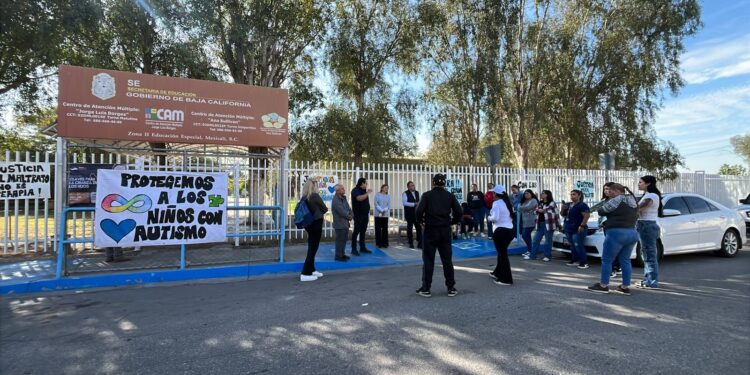 Protestan padres en CAM “Andrea Sullivan” de Mexicali por presunto abuso y falta de atención a alumnos