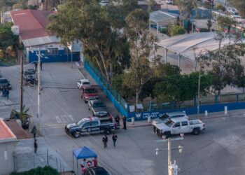 Suspenden clases presenciales en primaria de la colonia Lázaro Cárdenas tras colocarse una narcomanta en la entrada