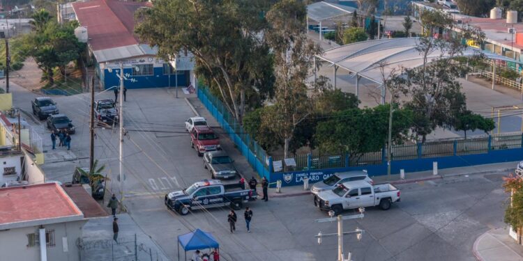 Suspenden clases presenciales en primaria de la colonia Lázaro Cárdenas tras colocarse una narcomanta en la entrada