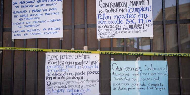 Padres de familia toman secundaria 17 en El Florido por falta de maestros