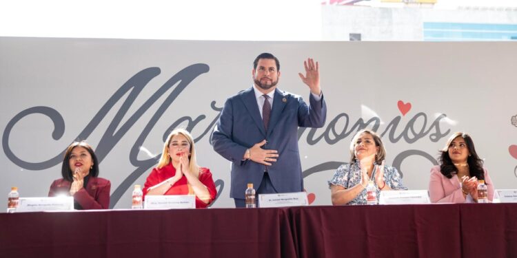 Casi 2 mil parejas formalizan su unión en la avenida Revolución