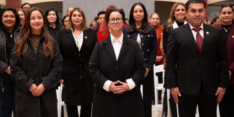 Rocío Adame reafirma el respeto a los símbolos patrios con la Exhibición de Banderas en Palacio Municipal