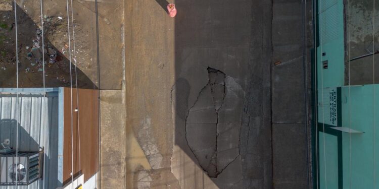 Aparece socavón en la colonia Magisterial; cierran vialidad por seguridad