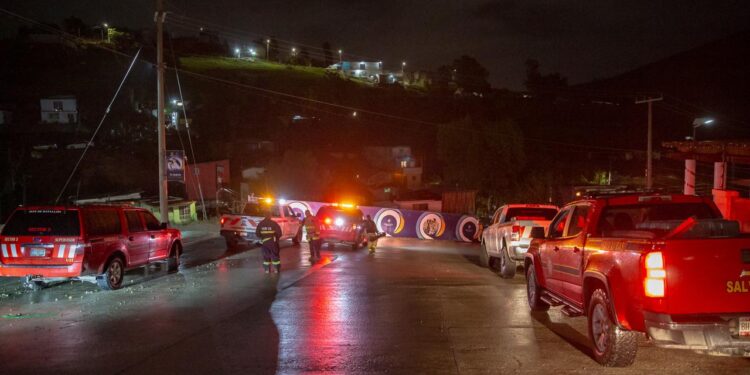 Corriente arrastra a un padre y su hija; salva a la menor pero él sigue desaparecido