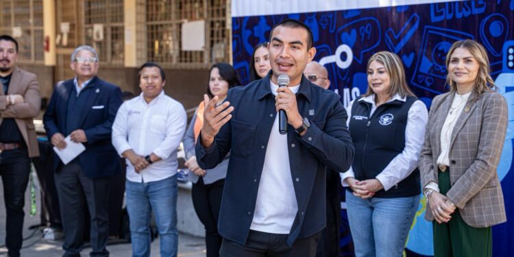 Capacitan a estudiantes para prevenir el cyberbullying y el hackeo en Rosarito