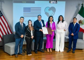 Cónsul Christopher Teal toma protesta a fundadores de la Asociación de Ex Becarios del Consulado de Estados Unidos en Tijuana