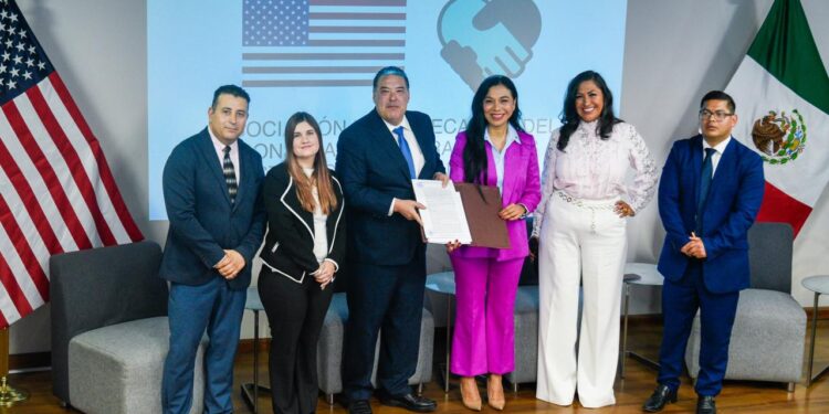 Cónsul Christopher Teal toma protesta a fundadores de la Asociación de Ex Becarios del Consulado de Estados Unidos en Tijuana