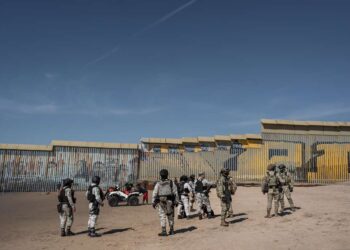Rescatan a familia migrante tras intento de cruce por el muro fronterizo en Playas de Tijuana