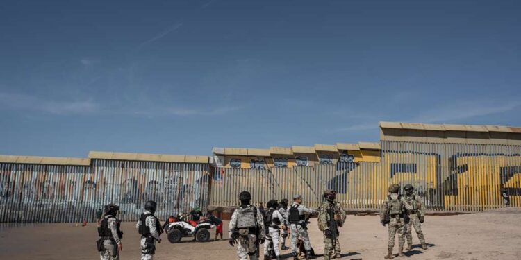 Rescatan a familia migrante tras intento de cruce por el muro fronterizo en Playas de Tijuana