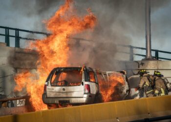 Vehículo de pareja de la tercera edad que se incendió en la Ready Lane no fue provocado; fue una falla técnica. Lograron sacar a sus mascotas tras el incidente
