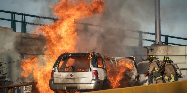 Vehículo de pareja de la tercera edad que se incendió en la Ready Lane no fue provocado; fue una falla técnica. Lograron sacar a sus mascotas tras el incidente