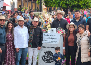 Develan placa y sombrero de mármol en memoria de Carlos Manzo