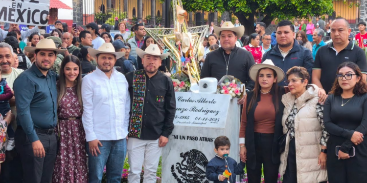 Develan placa y sombrero de mármol en memoria de Carlos Manzo