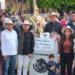 Develan placa y sombrero de mármol en memoria de Carlos Manzo