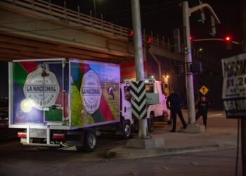 Asaltan distribuidora de leche; autoridades recuperan camiones y detienen a responsables