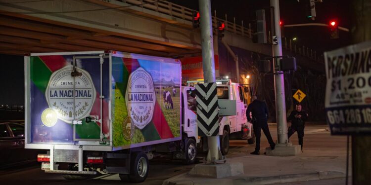 Asaltan distribuidora de leche; autoridades recuperan camiones y detienen a responsables